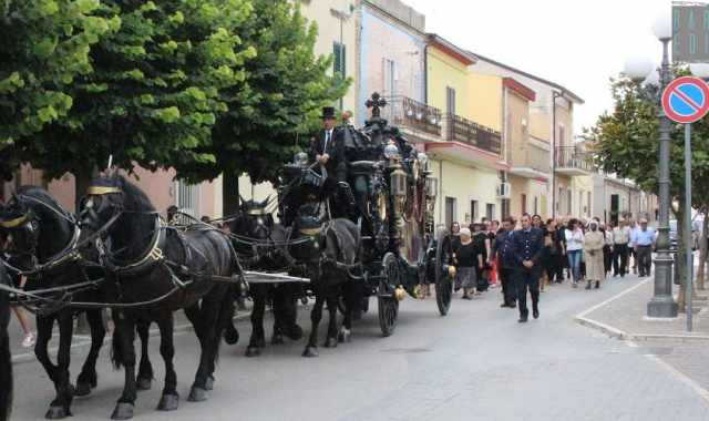 Musica, carrozze e cortei: in provincia di Bari sopravvive il funerale in pompa magna
